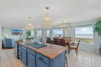 Image de \"CaSEAta\" is a 5 bedroom, 4. 5 bathroom oceanfront gem!