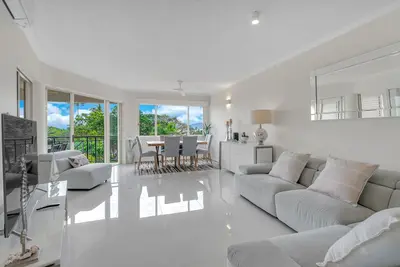 Cairns Waterfront Condo - 5 minutes from airport