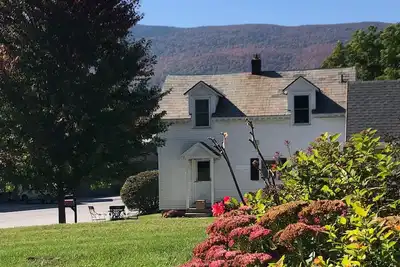 Image de Downtown Manchester Center. Ski Bromley in 12 min, Stratton Mountain in 25 min.