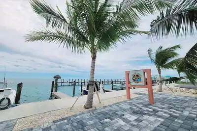 Image de Brand new 1 bedroom, 2 bath condo with waterfront pool & stunning views.