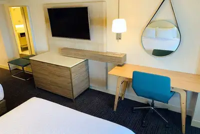 Image de 2 Modern Units, Enjoy a Comfortable Downtown Stay, Pets Are Welcome!