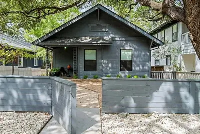 Image de 3br Retro SoCo Home | Heated Cowboy Pool | Near Dt