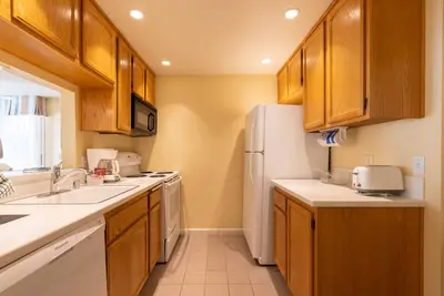 Image de Enjoy a Hassle-Free Stay! 3 Convenient Units w/ Full Kitchen + Pool & Parking