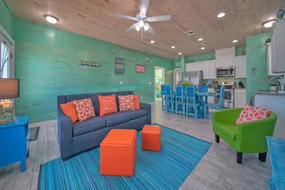 Image de Shared Pool, Walkable to Beach, Vibrant Beachy Design! | Bay Bliss by AvantStay