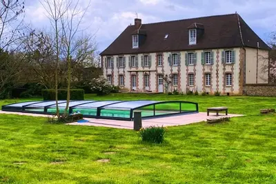 Image de Château piscine chauffée. Idéal fête & événement. 15 couchages 6 ch/6Sdb-1h Paris