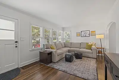 Image de Goldfinch - Large Home + Walkable + Fire Pit