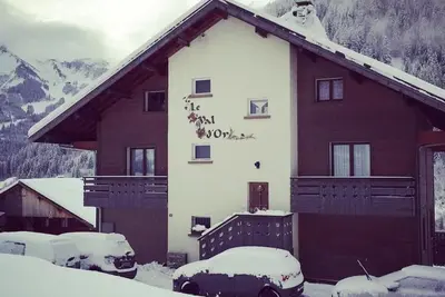 Image de Chalet spacieux à Châtel, 6 chambres, 4 salles de bain, près des remontées mécaniques, WiFi, parking