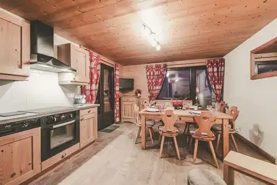 Image de Charmant 3 pièces pour 7 pers. avec balcon, proche centre et télécabine, WiFi inclus