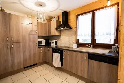 Image de Bel Appartement 3 Pièces avec Balcon, Proche Centre Châtel, Parking et Connexion WiFi