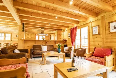 Image de Chalet 4* pour 15 pers. avec jacuzzi, balcon et poêle à bois, proche du télécabine du Linga et Super-Châtel