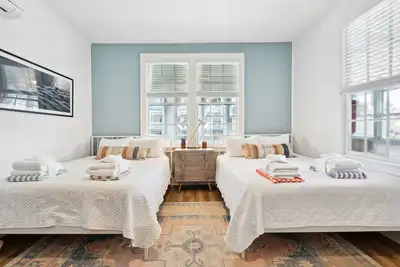 Image de Folliday Inn- The Aquarama- Room 33, Large Pool, 1 Pet w/fee