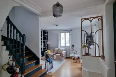 Image de Maison de charme parisienne refaite à neuf, idéale pour une ou deux familles.