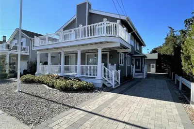 Image de Immaculately maintained upside-down home just 2 blocks from downtown Stone Harbor and 1 block to the beach.