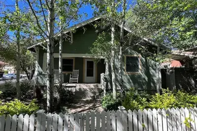 Image de Historic Downtown Cottage with Beautiful Courtyard