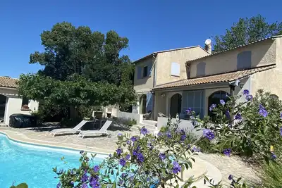 Image de Belle ville luxueuse provençale près d'Avignon