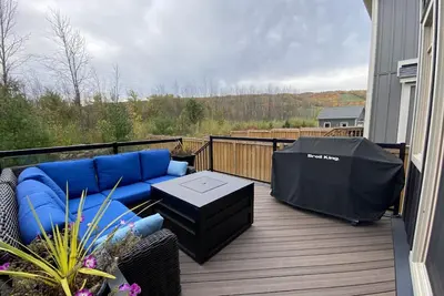 Image de Beautiful home in Windfall, Blue Mountain. Walk to village, hot tub and pool!