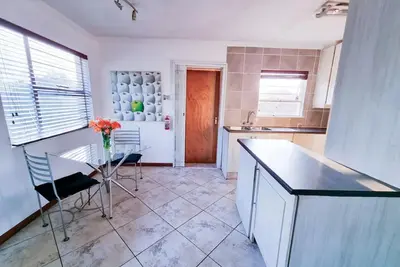 Image de Stylish one bed apartment in Strydom Park - 2168