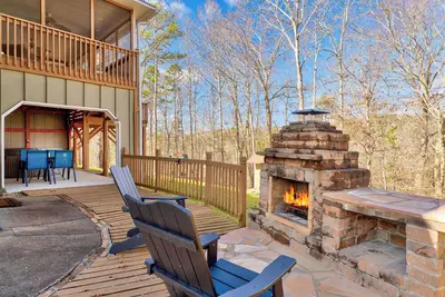 Image de Deer Haven Cabin- Hot Tub • Game Room • Outdoor Fireplace