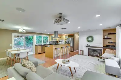 Image de Lake Oswego Home w/ Covered Patio: Near Portland!