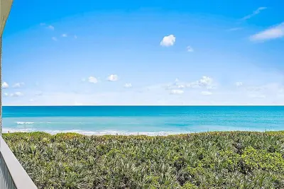 Image de ✨Oceanfront🌊 Breathtaking View🏖️ Central Location📍 Pool🏊‍♂️ Modern Elegance✨