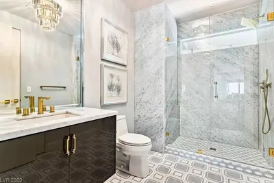 Image de 180 degree city view mansion with stunning features and premium amenities! \n