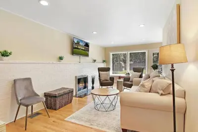 Image de Dt Libertyville home w/ 2 Fireplaces by Navy Base!