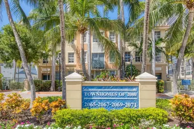 Image de 2’ walk to the beach, 3 bed & 3 Bath, 2 car garage. New furniture just decorated.