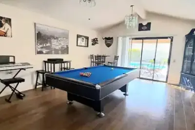 Image de Jacuzzi, Pool, Billiard, Views in Central Location