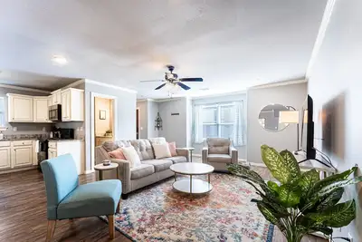 Image de Modern, family-friendly home 10 minutes from the U of A & Dickson Street