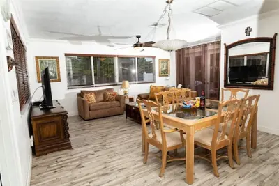 Image de Palms 2, entire house minutes away from beaches\n\n