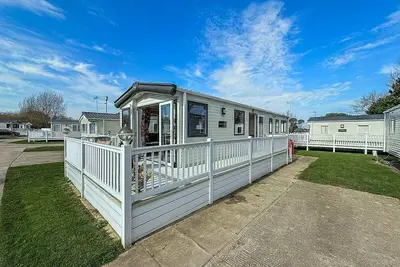 Gorgeous 6 berth caravan with decking and Wi-Fi at Broadland Sands ref 20377bs