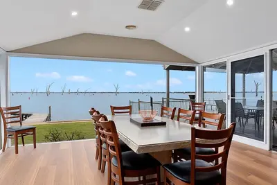 Image de Lakeside Mulwala absolute waterfront with older private jetty