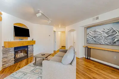 Image de Stunning alpine escape w/ pool, hot tub, fireplace, balcony, & mountain views