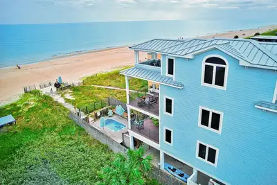Image de Beachfront home with pool, elevator, Ev charger, beach wheelchair - dog-friendly
