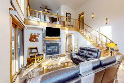 Image de Cozy Pine Meadows home with chef's kitchen, fireplace, jetted tub, and gas grill