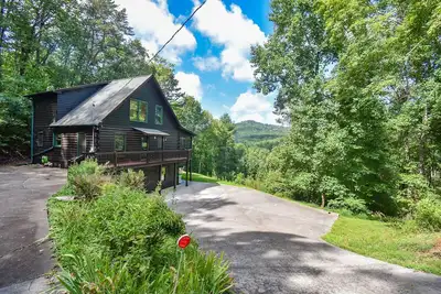 Image de Dog-friendly Aska Adventure Area cabin with hot tub, game room & mountain views