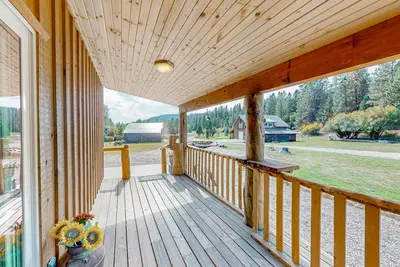 Image de Rustic and secluded cabin with two decks, hot tub, board games, W\/D, & Ac