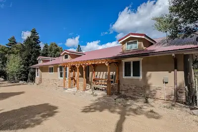Image de Dog-friendly home with mtn views, game room, firepit, decks, grill, & fireplace