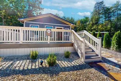 Image de Private cabin near lake with hot tub, deck, & free attraction tickets