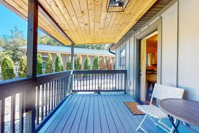 Image de Charming cabin near lake with hot tub, covered deck, & free attraction tickets