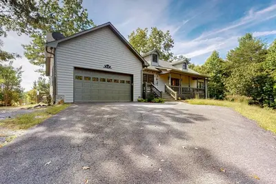 Image de Fully renovated dog-friendly home with large deck, firepit, fireplace, grill, Ac