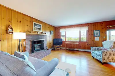 Image de Charming abode with water views, updated kitchen, & internet - dog-friendly