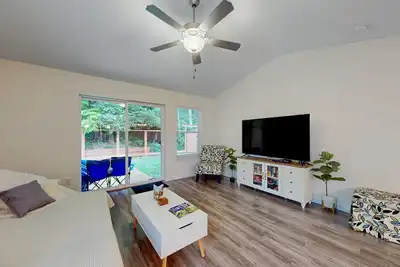 Image de Newer home with fenced backyard & firepit - walk to the beach & Lake Lytle