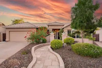 Image de Fantastic home with private heated pool, grill, Ping-Pong & enclosed backyard