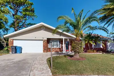 Image de Gorgeous dog-friendly waterfront oasis with patio, fire pit, & amazing views