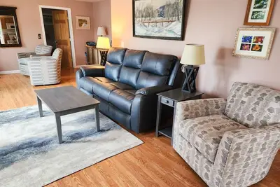 Image de Charming lakefront home with water views, dock & inviting deck, Central A/C