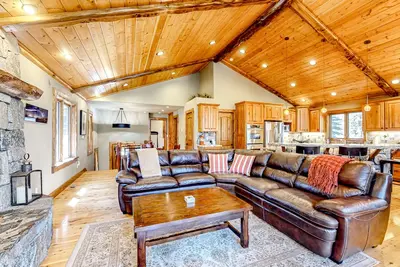 Image de Stunning home with 2 decks & fireplace - walk to town & Moon Dune Beach