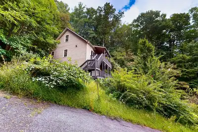 Image de Beautiful tree-lined home with mountain view balcony & grill - near outdoor rec