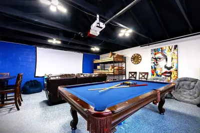 Image de Luxurious Oasis Retreat w King Beds, Theater, & Hot Tub in the Heart of Old Town