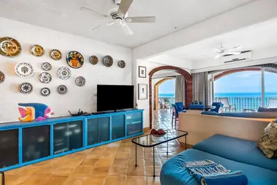 Image de Sea breeze condo with marvelous views, pool, balcony, washer/dryer, & central Ac